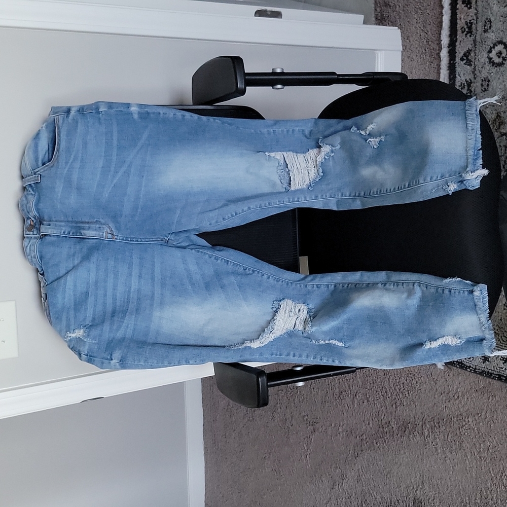 Jeans with frayed ankle